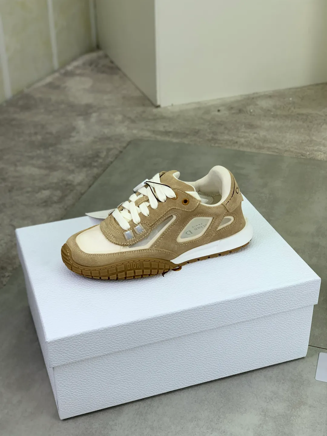 Men's men's shoes P520 new Dior Tech sneakers 2026 early spring series new products, with fashionable details, highlighting retro aesthetics. The light beige anti-suede cow leather upper is spliced ​​with apricot transparent mesh fabric on the side. The upper window edge is adhered with high-frequency flat ironing and back-pressure. It replicates the original craftsmanship, making it beautiful and comfortable without falling off. The interior is made of sheep lining of the same color, which is soft and comfortable. The heel and tongue are embellished with the Paris logo. The textured TPU soles with the same color logo. The high-end version is exquisitely packaged, adding a high-end style.  Code number: 35-46